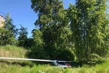 Awaryjne lądowanie szybowca przy torach PKP