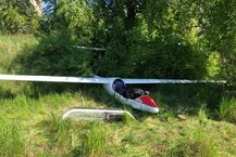 Awaryjne lądowanie szybowca przy torach PKP