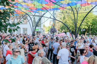 Potańcówka pod parasolkami