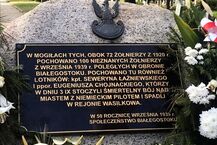Złożenie kwiatów na cmentarzu miejskim w Białymstoku