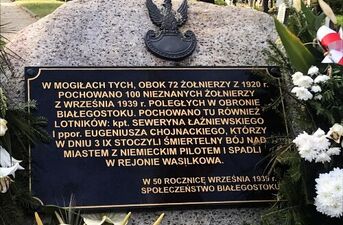 Złożenie kwiatów na cmentarzu miejskim w Białymstoku