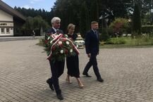 Złożenie kwiatów na cmentarzu miejskim w Białymstoku