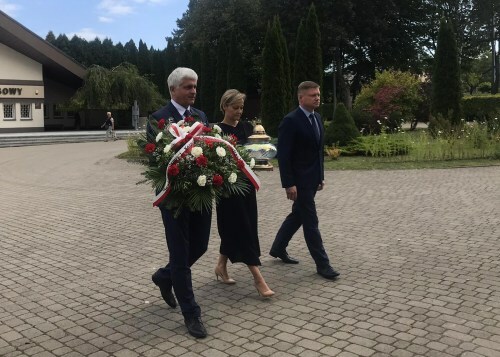 Złożenie kwiatów na cmentarzu miejskim w Białymstoku