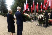 Złożenie kwiatów na cmentarzu miejskim w Białymstoku