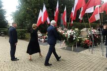 Złożenie kwiatów na cmentarzu miejskim w Białymstoku