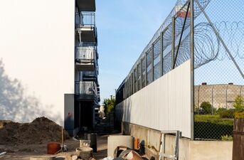 Nowy blok z widokiem na więzienie w Białymstoku. Patodeweloperka?