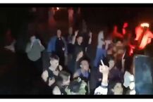 Grupa młodych ludzi znieważa polskich żołnierzy