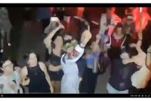 Grupa młodych ludzi znieważa polskich żołnierzy