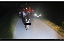 Grupa młodych ludzi znieważa polskich żołnierzy