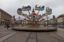 Rynek Kościuszki. Montaż choinki i przygotowania do jarmarku