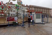 Rynek Kościuszki. Montaż choinki i przygotowania do jarmarku