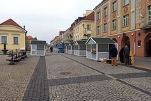 Rynek Kościuszki. Montaż choinki i przygotowania do jarmarku