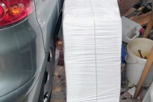 Balon z kontrabanda uszkodzil dach. Zobacz zdjęcia
