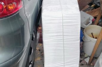 Balon z kontrabanda uszkodzil dach. Zobacz zdjęcia