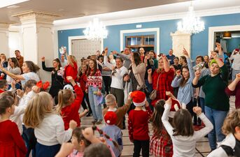 Święty Mikołaj z Finlandii spotkał się z dziećmi w Dworze Czarneckiego