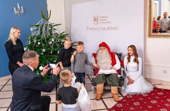 Święty Mikołaj z Finlandii spotkał się z dziećmi w Dworze Czarneckiego