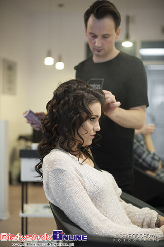 Prezentacja sukni wieczorowych i koktajlowych w salonie Mon Cheri Boutique