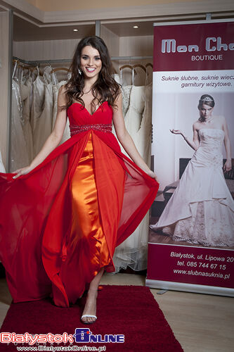Prezentacja sukni wieczorowych i koktajlowych w salonie Mon Cheri Boutique