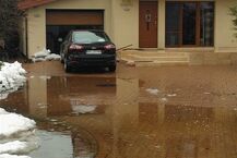 Ośmiokilometrowy zator rzeki. Podtopione gospodarstwa