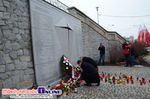 Złożenie kwiatów na grobach i tablicy ofiar katastrofy smoleńskiej 