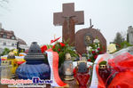Złożenie kwiatów na grobach i tablicy ofiar katastrofy smoleńskiej 