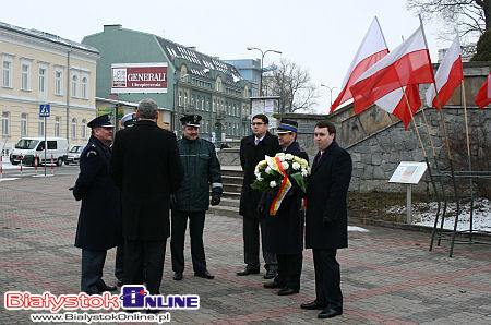 Złożenie kwiatów na grobach i tablicy ofiar katastrofy smoleńskiej