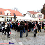 10.11.2013r. Prezydent miasta przekazuje mieszkańcom flagi