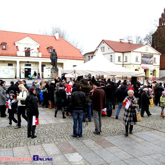 10.11.2013r. Prezydent miasta przekazuje mieszkańcom flagi