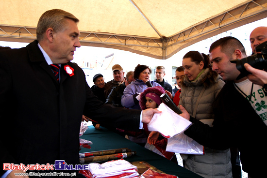 10.11.2013r. Prezydent miasta przekazuje mieszkańcom flagi