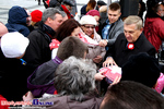 10.11.2013r. Prezydent miasta przekazuje mieszkańcom flagi