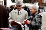 10.11.2013r. Prezydent miasta przekazuje mieszkańcom flagi