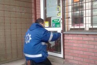 Napad na sklep na Nowym Mieście. Policja poszykuje sprawców