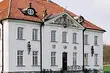 Muzealnicy sprzątają park wokół letniej rezydencji Branickiego
