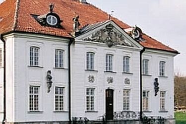 Muzealnicy sprzątają park wokół letniej rezydencji Branickiego