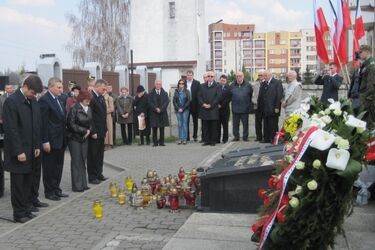 Znicze i kwiaty pod pomnikiem wywiezionych na Sybir 