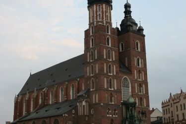 Zakończyła się msza pogrzebowa Lecha i Marii Kaczyńskich