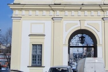 Brama główna Pałacu Branickich zamknięta