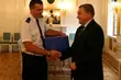 Najlepszy policjant ruchu drogowego zbiera gratulacje
