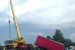 Ciężarówka przewożąca ciągniki rolnicze wpadła do rowu