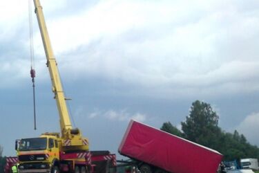 Ciężarówka przewożąca ciągniki rolnicze wpadła do rowu