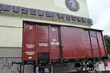 Wagon, którym wywożono na Sybir stoi przed Muzeum Wojska