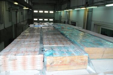 Przemytnicy ukryli 5300 paczek papierosów w dachach