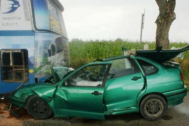 Seat wjechał w tył autobusu. Trzy osoby w szpitalu