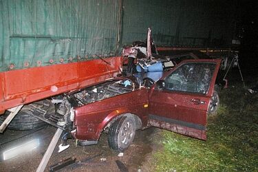 Volkswagen zderzył się z tirem. Jedna osoba nie żyje