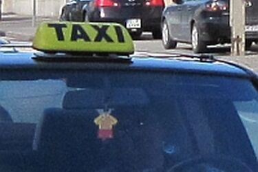 Białystok: Taksówkarz bez prawa jazdy i na podwójnym gazie