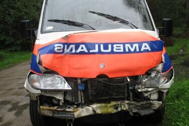Karetka jechała po krew dla ciężko chorego. Zderzyła się z busem