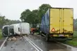 Wywróciła się cieżarówka wyprzedzająca ciągnik