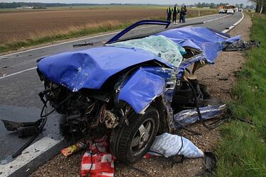 Zderzenie rozerwało samochód na pół. Kierowca nie przeżył