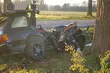 BMW roztrzaskało się na drzewie