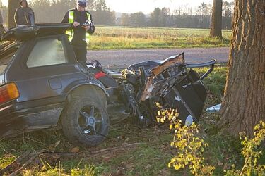 BMW roztrzaskało się na drzewie